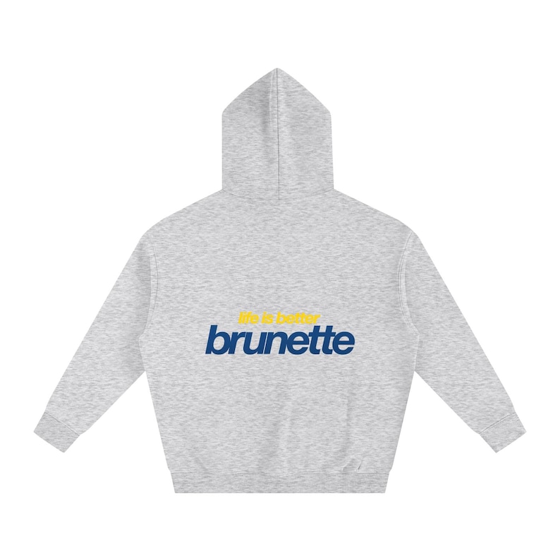 Puede incluir: Una sudadera con capucha gris jaspeado con el texto "life is better brunette" en amarillo y azul marino. La sudadera tiene un cord&oacute;n y un bolsillo de canguro. La sudadera est&aacute; hecha de un material suave y c&oacute;modo.