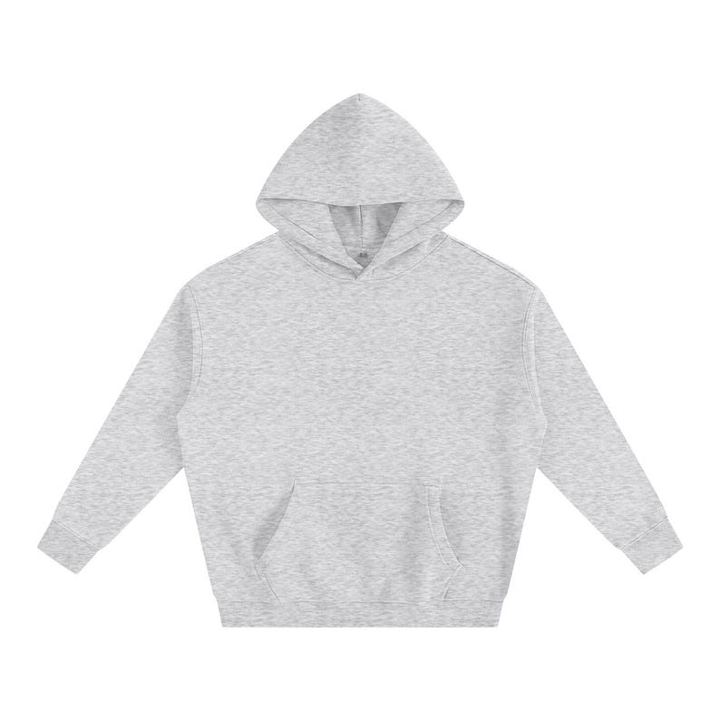 Puede incluir: Una sudadera con capucha gris claro con un bolsillo delantero y una capucha. La sudadera con capucha est&aacute; hecha de un material suave y texturizado. Las mangas son largas y se extienden hasta las mu&ntilde;ecas. La sudadera con capucha es de estilo casual.