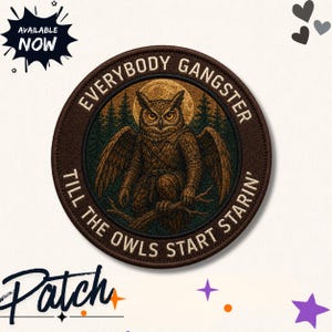 Puede incluir: Un parche bordado circular que muestra un búho marrón posado en una rama frente a un fondo de bosque y luna. El texto "EVERYBODY GANGSTER TILL THE OWLS START STARIN'" está bordado en un borde circular alrededor de la ilustración central del búho.