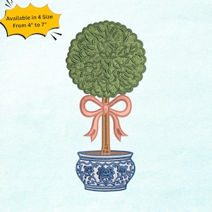 Könnte beinhalten: Gesticktes Design eines Buchsbaums in einem blau-weißen Topf mit einer rosa Schleife. Der Baum ist grün und der Topf hat ein Blumenmuster. Der Text im Bild lautet "Erhältlich in 4 Größen von 10 cm bis 18 cm".