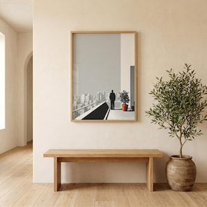 Op de afbeelding: Een ingelijste kunstdruk toont een persoon op een balkon met uitzicht op een stadsgezicht. Het kunstwerk is in zwart, wit en grijstinten, met een houten lijst. Een kleine potplant staat op het balkon. Een houten bank en een potplant staan op de voorgrond.