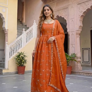 Ensemble robe brodée Anarkali avec dupatta | Costume ethnique Fandy en soie pour femme