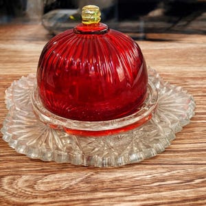 Mantequera vintage de vidrio con destellos rubí con cúpula y detalles dorados
