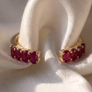 Öppen ring i guld med rubin, justerbar ring med röd ädelsten, minimalistisk ring med juli-födelsesten, elegant stapelbar ring, present till henne med öppen armband
