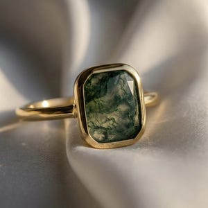 Minimalistische mosagaatring, zegelring met natuurlijke edelsteenring, sierlijke gouden stapelring, uniek cadeau voor haar, verlovingscadeau
