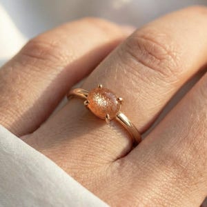 Pierścionek z naturalnym kamieniem słonecznym, delikatny owalny pierścionek z pojedynczym elementem, minimalistyczny prezent leczniczy z różowego złota vermeil, obrączka ślubna z zębami dla niej