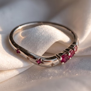 Anillo de boda curvo de rubí, anillo apilable de gema roja, anillo de piedra natal, anillo grabado con estrella celestial, anillo de aniversario de boda para ella.
