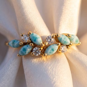Anillo de larimar marquesa, alianza de boda con racimo de hojas de vid doradas, anillo de promesa con delicada rama inspirada en la naturaleza, regalo bohemio con gema azul para mujer.
