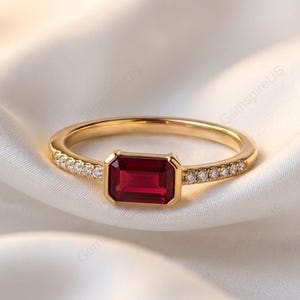 Rubin Ring im Baguetteschliff aus 585er Gold, Bezel Set Rubin Verlobungsring für Frauen, Zarte Diamant Eheringe, Juli Birthstone Jahrestagsgeschenk