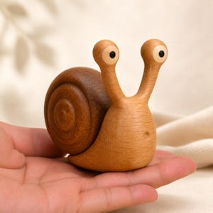 Handgemaakt houten ornament slak – gesneden rustiek bureaudecor