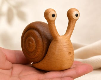 おもちゃのカタツムリの木、色はブラウン、ピンク、ブルー、ドット入り