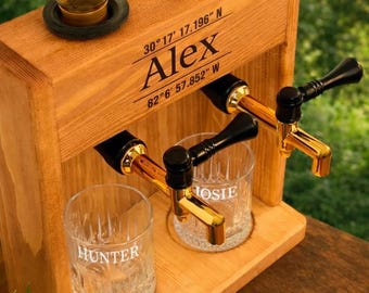 Juego de dispensador de licor de madera grabado personalizado con vasos de whisky – Decantador de bourbon personalizado, regalo para parejas y para inauguración de casa.