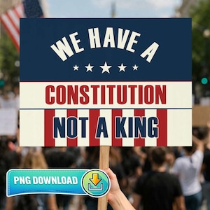 Puede incluir: Un cartel de protesta con el texto "WE HAVE A CONSTITUTION NOT A KING". El cartel es sostenido por una persona en una multitud. El cartel tiene una parte superior azul con estrellas blancas, una sección media blanca y rayas rojas y blancas en la parte inferior. Un botón "PNG DOWNLOAD" es visible.
