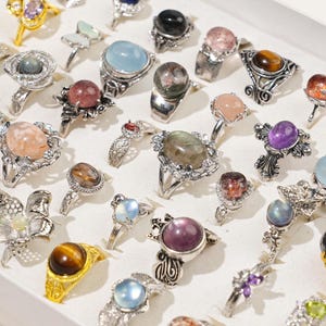 Conjunto de Anéis de Cristal Ajustáveis com Pedras Preciosas Misteriosas - Caixa de Presente Surpresa para Joias, Joias Espirituais em Estilo Bruxo e Vintage