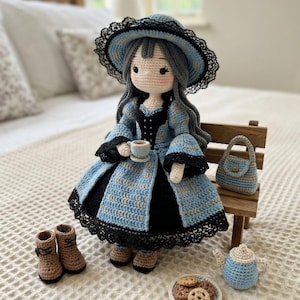 Könnte beinhalten: Eine gehäkelte Puppe mit grauem Haar trägt ein blau-schwarzes Kleid mit passendem Hut, der mit schwarzer Spitze verziert ist. Die Puppe hält eine kleine Tasse und sitzt auf einer Holzbank neben einer blauen Handtasche, Teekanne, Keksen und braunen Stiefeln.