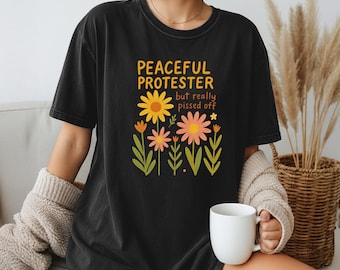 Shirt vreedzaam demonstrant, T-shirt bloemen activist, comfort kleuren 1717 grafisch T-shirt, vreedzaam maar boos feministisch protest cadeau voor haar