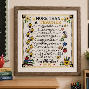 Könnte beinhalten: Gerahmte Kreuzstichkunst mit dem Text "MORE THAN A TEACHER" und zugehörigen Wörtern wie "guide" und "friend". Das Design umfasst Bienen, Blumen und schulische Symbole. Der Rahmen ist aus rustikalem Holz.