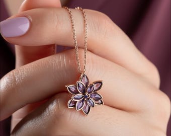 Collar de oro rosa con flor morada, colgante de circonita cúbica talla marquesa, elegante joyería floral.