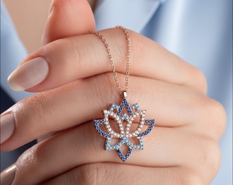 Collar con colgante de flor de loto de cristal azul, collar de yoga espiritual, delicado colgante floral.