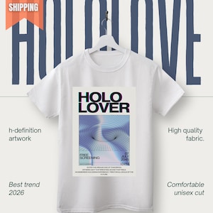 Puede incluir: Camiseta blanca con un gráfico que dice "HOLO LOVER" en negro y morado. El gráfico presenta un diseño abstracto azul y blanco. La camiseta se muestra en una percha sobre un fondo claro. También son visibles las palabras "h-definition artwork", "High quality fabric", "Best trend 2026" y "Comfortable unisex cut".