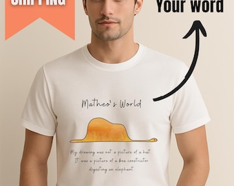 Camiseta inspirada en El Principito, dibujo de una boa constrictor y cita literaria.