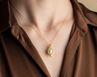 Collar con jaula de perlas doradas y plata de ley 925, con delicado colgante de cristal.