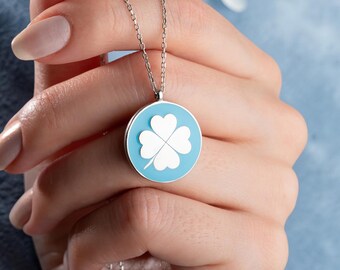 Collar con colgante de trébol de cuatro hojas en plata de ley 925 y amuleto de la suerte de esmalte azul.