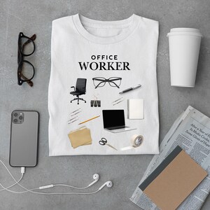 Könnte beinhalten: Weißes T-Shirt mit dem Text "OFFICE WORKER" und Illustrationen von Büroartikeln. Das Bild zeigt Brille, Stuhl, Laptop, Telefon, Kaffeetasse und andere Büroartikel.