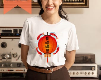Camiseta de pez koi y linterna, estilo japonés, con gráfico de festival tradicional y arte asiático.