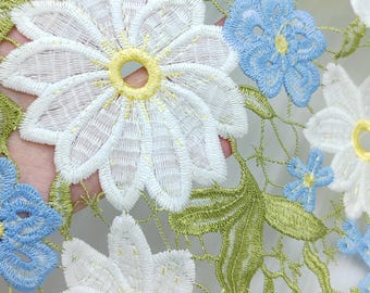 Embroidered Daisy Lace Fabric：Green Floral Tulle，Ideal for party dresses, skirts, curtains, and proms，132 cm width