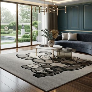 K&ouml;nnte beinhalten: Ein modernes Wohnzimmer mit einem gro&szlig;en grauen Teppich mit einem Cartoon-Charakter-Design. Der Raum umfasst ein geschwungenes blaues Sofa, zwei wei&szlig;e Couchtische und ein gro&szlig;es Fenster mit Blick auf einen Garten. Die W&auml;nde sind t&uuml;rkis mit wei&szlig;en Zierleisten.
