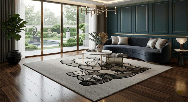 K&ouml;nnte beinhalten: Ein modernes Wohnzimmer mit einem gro&szlig;en grauen Teppich mit einem Cartoon-Charakter-Design. Der Raum umfasst ein geschwungenes blaues Sofa, zwei wei&szlig;e Couchtische und ein gro&szlig;es Fenster mit Blick auf einen Garten. Die W&auml;nde sind t&uuml;rkis mit wei&szlig;en Zierleisten.