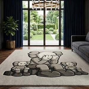 K&ouml;nnte beinhalten: Rechteckiger Teppich mit einem Cartoon-Charakter-Design in Grau- und Beiget&ouml;nen. Der Teppich befindet sich in einem Wohnzimmer mit einem dunkelgrauen Sofa, einem runden Beistelltisch und einem gro&szlig;en Fenster.