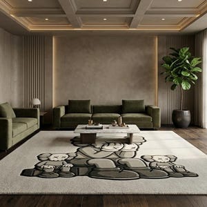 K&ouml;nnte beinhalten: Ein modernes Wohnzimmer mit olivgr&uuml;nen Sofas, einem Marmor-Couchtisch und einem gro&szlig;en Teppich mit einem Cartoon-Charakter-Design. Der Raum hat gro&szlig;e Fenster, eine Topfpflanze und eine neutrale Farbpalette.
