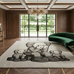 K&ouml;nnte beinhalten: Ein luxuri&ouml;ses Wohnzimmer mit einem gro&szlig;en, hellen Teppich mit einem Cartoon-Charakter-Design. Der Raum umfasst ein gr&uuml;nes, geschwungenes Sofa, einen Couchtisch mit Marmorplatte und einen kupferfarbenen Blumentopf. Die W&auml;nde sind mit dunklem Holz verkleidet.