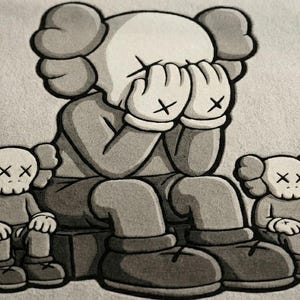 K&ouml;nnte beinhalten: Monochrome Illustration einer sitzenden Figur mit den H&auml;nden vor dem Gesicht, flankiert von zwei kleineren Figuren. Die Figuren haben markante Merkmale, darunter gro&szlig;e Ohren und durchgestrichene Augen. Das Kunstwerk ist in Grau- und Wei&szlig;t&ouml;nen gehalten.