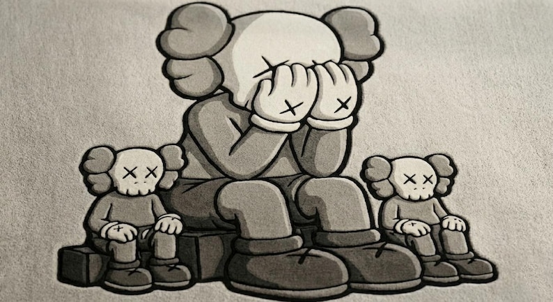 K&ouml;nnte beinhalten: Monochrome Illustration einer sitzenden Figur mit den H&auml;nden vor dem Gesicht, flankiert von zwei kleineren Figuren. Die Figuren haben markante Merkmale, darunter gro&szlig;e Ohren und durchgestrichene Augen. Das Kunstwerk ist in Grau- und Wei&szlig;t&ouml;nen gehalten.