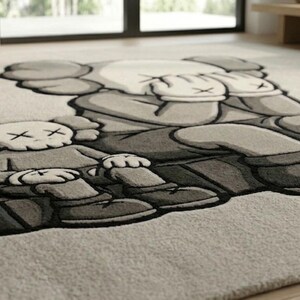 K&ouml;nnte beinhalten: Ein gro&szlig;er, rechteckiger Teppich mit einem Cartoon-Charakter-Design in Grau- und Wei&szlig;t&ouml;nen. Der Teppich hat eine weiche, pl&uuml;schige Textur und eignet sich f&uuml;r ein Wohn- oder Schlafzimmer. Das Design umfasst mehrere Figuren.