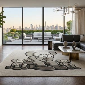 K&ouml;nnte beinhalten: Modernes Wohnzimmer mit gro&szlig;em schwarzem Ledersofa, hellem Teppich mit Cartoon-Charakter-Design und Marmor-Couchtisch. Ein gro&szlig;es Fenster bietet einen Blick auf die Stadt.