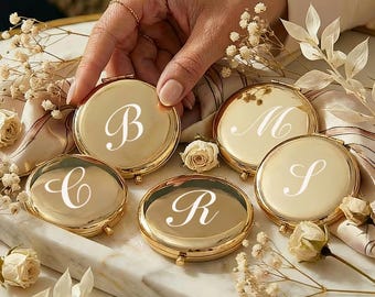 Espelho de bolso personalizado dourado com monograma gravado, ideal para maquiagem e lembrancinhas de casamento.