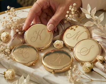 Espelho de bolso personalizado dourado com monograma gravado, ideal para maquiagem e lembrancinhas de casamento.