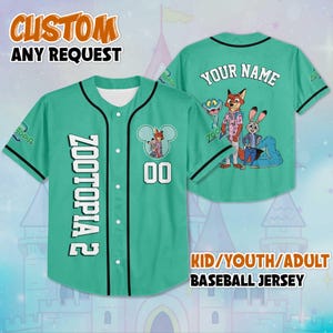 Puede incluir: Una camiseta de b&eacute;isbol turquesa con ribetes negros, con el texto "ZOOTOPIA 2" verticalmente en la parte delantera y una imagen de dibujos animados de personajes. La camiseta incluye el texto "YOUR NAME" en la espalda y "00" en la parte delantera. Tambi&eacute;n se ve el texto "CUSTOM ANY REQUEST" y "KID/YOUTH/ADULT BASEBALL JERSEY".
