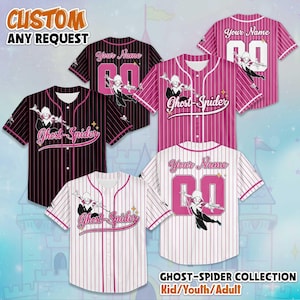 Puede incluir: Camisetas de b&eacute;isbol en negro, rosa y blanco con rayas rosas. Cada camiseta presenta el texto "Ghost-Spider" y un gr&aacute;fico del personaje. Las camisetas tambi&eacute;n tienen el texto "Your Name" y el n&uacute;mero "00". El texto "CUSTOM ANY REQUEST" tambi&eacute;n es visible.