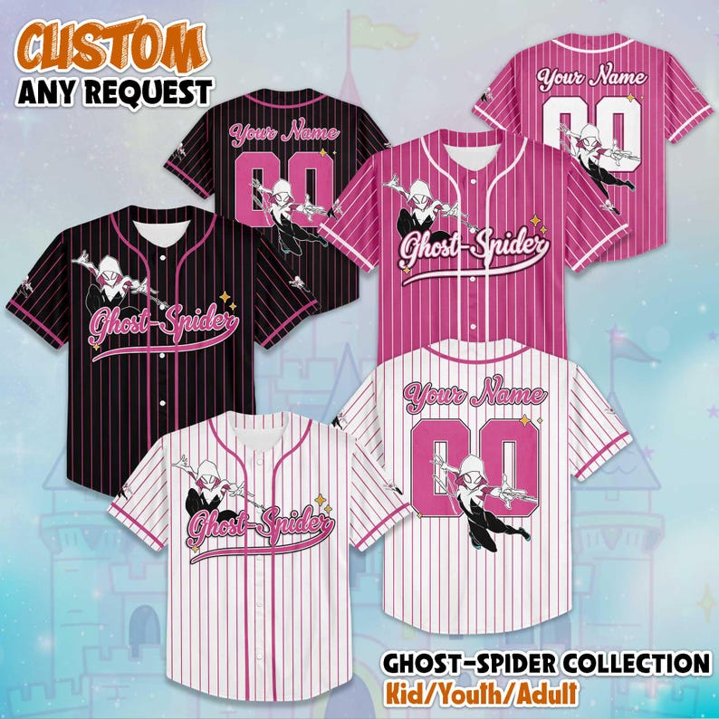 Puede incluir: Camisetas de b&eacute;isbol en negro, rosa y blanco con rayas rosas. Cada camiseta presenta el texto "Ghost-Spider" y un gr&aacute;fico del personaje. Las camisetas tambi&eacute;n tienen el texto "Your Name" y el n&uacute;mero "00". El texto "CUSTOM ANY REQUEST" tambi&eacute;n es visible.