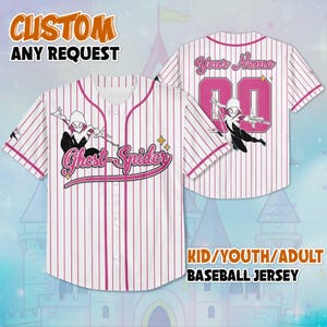 Puede incluir: Camiseta de b&eacute;isbol a rayas blancas y rosas con el texto "Ghost-Spider" y un gr&aacute;fico de personaje en la parte delantera. La parte trasera muestra "Your Name" y el n&uacute;mero "00". Disponible en tallas para ni&ntilde;os, j&oacute;venes y adultos.