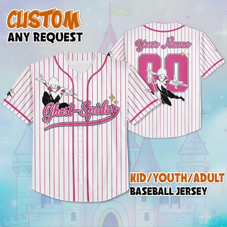 Puede incluir: Camiseta de b&eacute;isbol a rayas blancas y rosas con el texto "Ghost-Spider" y un gr&aacute;fico de personaje en la parte delantera. La parte trasera muestra "Your Name" y el n&uacute;mero "00". Disponible en tallas para ni&ntilde;os, j&oacute;venes y adultos.
