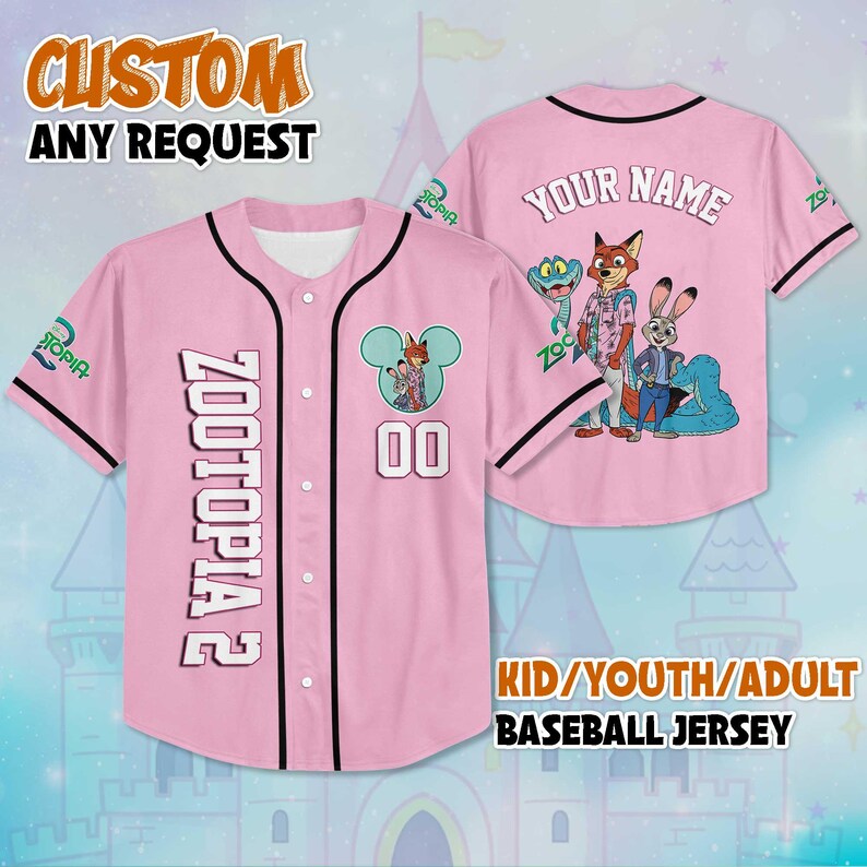 Puede incluir: Camiseta de b&eacute;isbol rosa con ribete negro, con "ZOOTOPIA 2" en la parte delantera y un gr&aacute;fico de dibujos animados. La camiseta incluye el texto "CUSTOM ANY REQUEST" y "KID/YOUTH/ADULT BASEBALL JERSEY". La parte trasera tiene "YOUR NAME" encima de un gr&aacute;fico de dibujos animados.