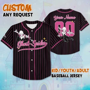 Puede incluir: Camiseta de b&eacute;isbol negra con finas rayas rosas, con un gr&aacute;fico de Ghost-Spider. La camiseta tiene el texto "Ghost-Spider" y "Your Name" con el n&uacute;mero "00". Tambi&eacute;n se ve el texto "CUSTOM ANY REQUEST" y "KID/YOUTH/ADULT BASEBALL JERSEY".