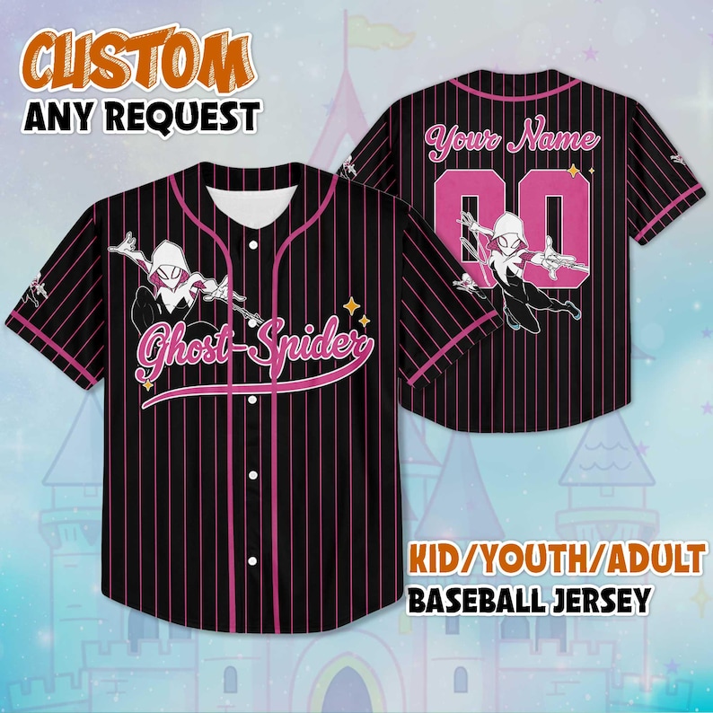 Puede incluir: Camiseta de b&eacute;isbol negra con finas rayas rosas, con un gr&aacute;fico de Ghost-Spider. La camiseta tiene el texto "Ghost-Spider" y "Your Name" con el n&uacute;mero "00". Tambi&eacute;n se ve el texto "CUSTOM ANY REQUEST" y "KID/YOUTH/ADULT BASEBALL JERSEY".