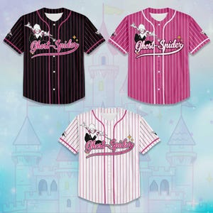 Puede incluir: Tres camisetas de b&eacute;isbol con el logo de Ghost-Spider. Una es negra con rayas rosas, otra es rosa con rayas blancas y la tercera es blanca con rayas rosas. Cada camiseta tiene una parte delantera abotonada y mangas cortas.